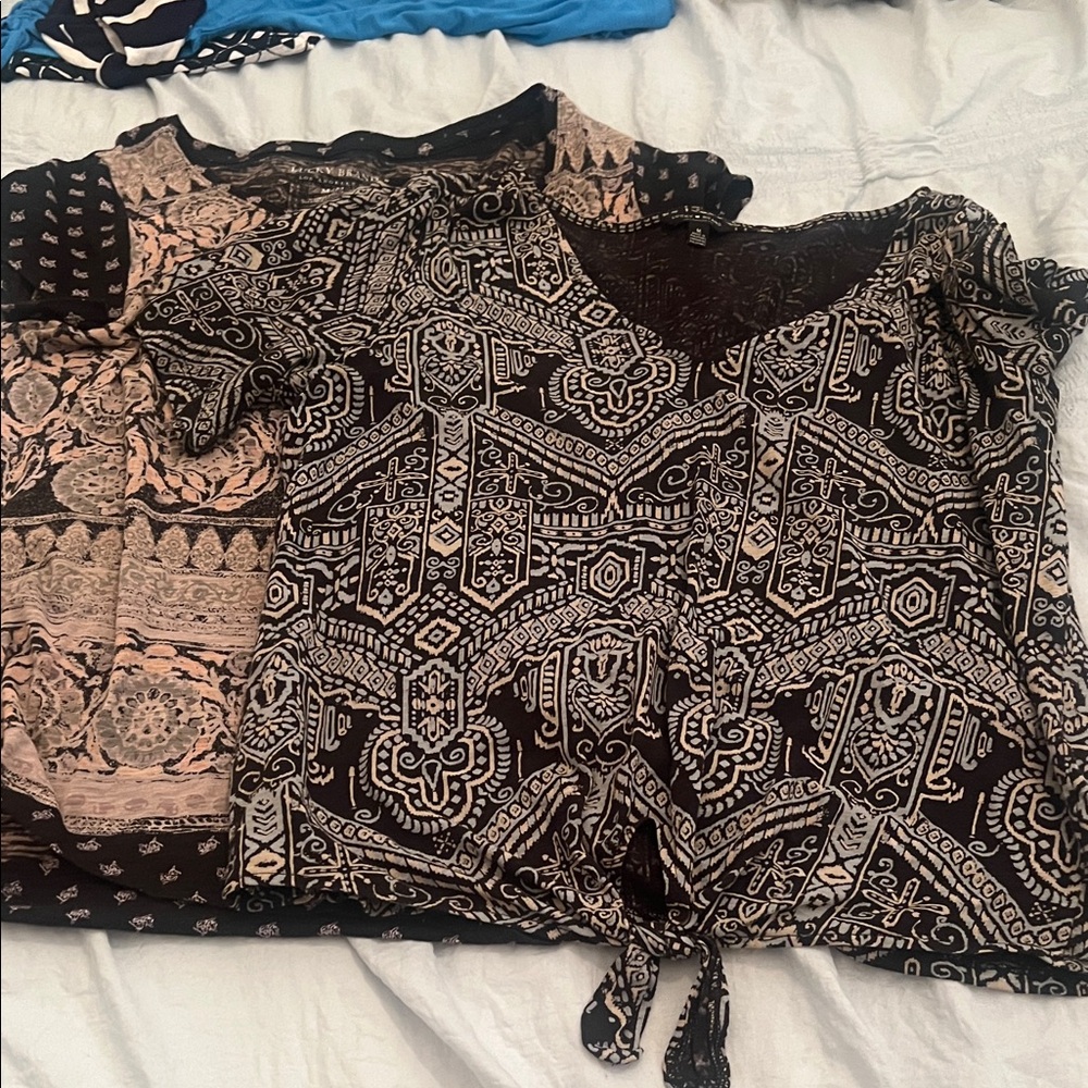 Women's Black and Cream Printed Tie-Hem Top